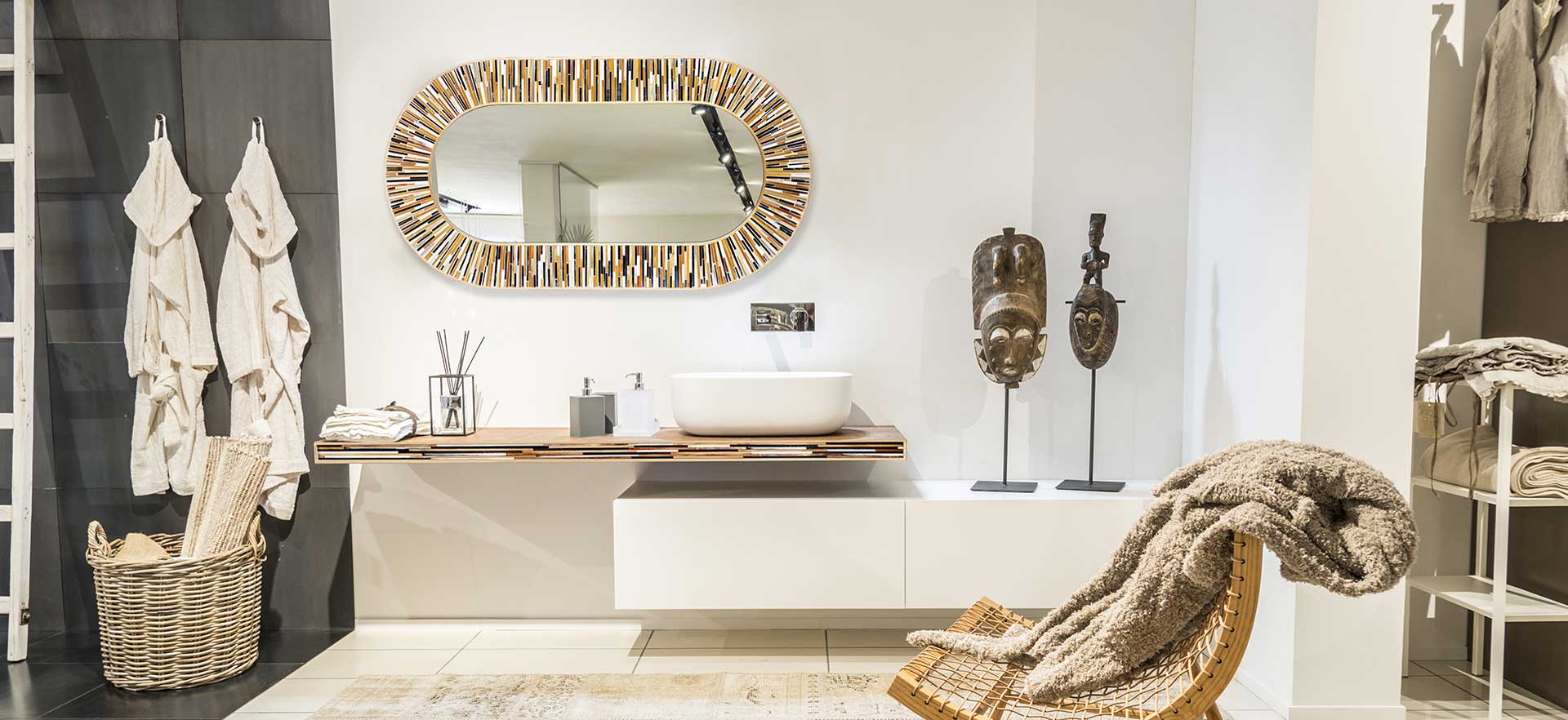Contemporary mirrors: guide frame